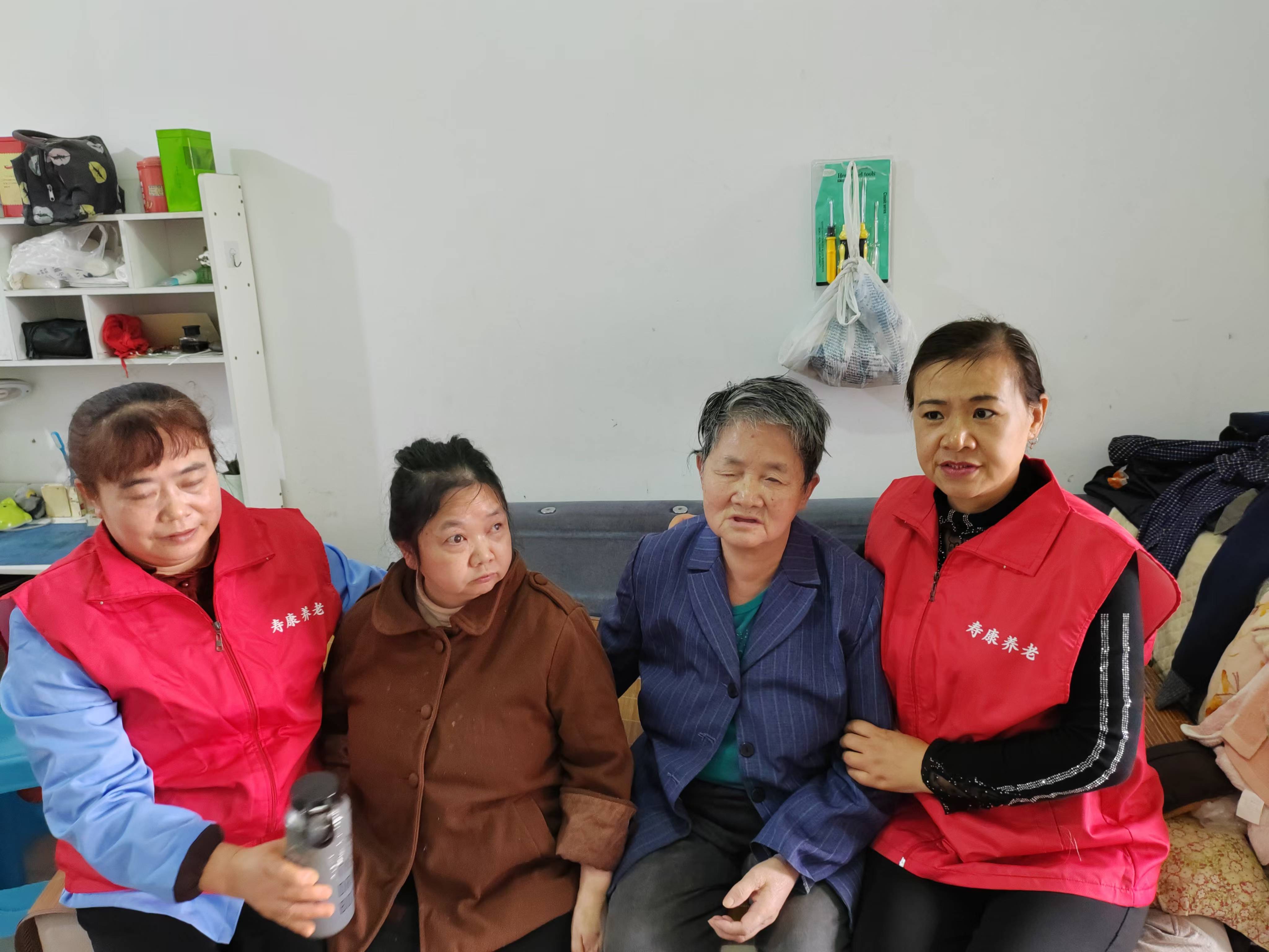 关爱失明老人，，，，转达温暖实力